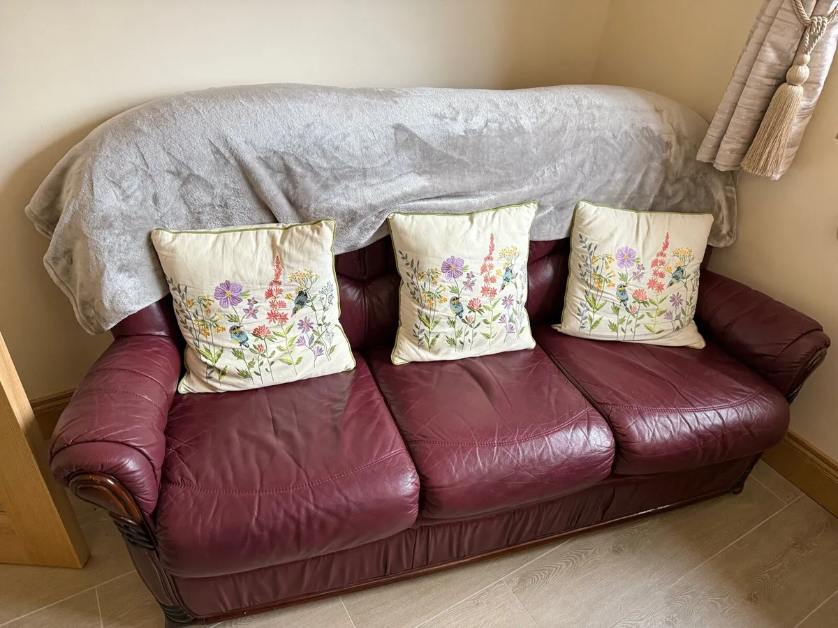 Italian leather style couch - Image 1