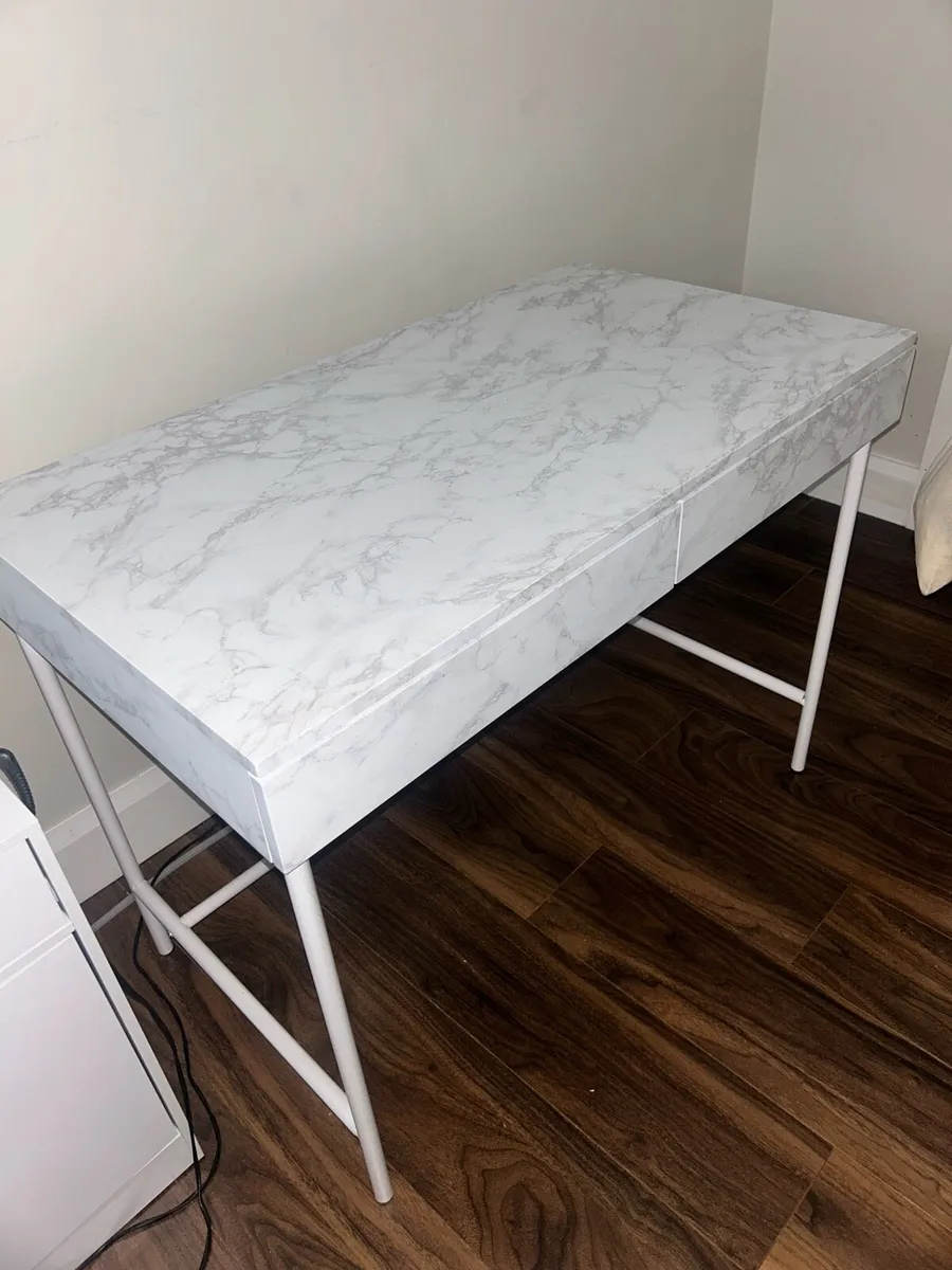 Make up Table - Image 1