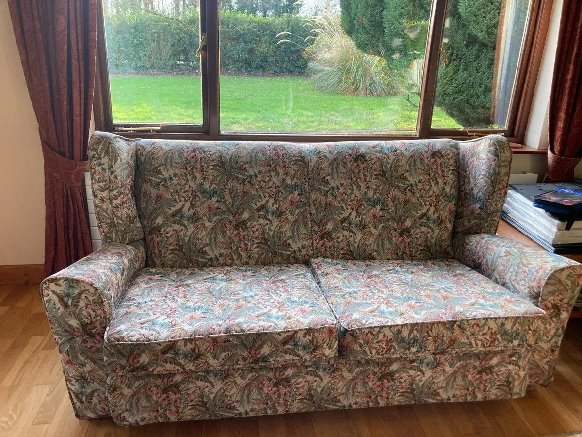 Suite of furniture, recently reupholstered - Image 1