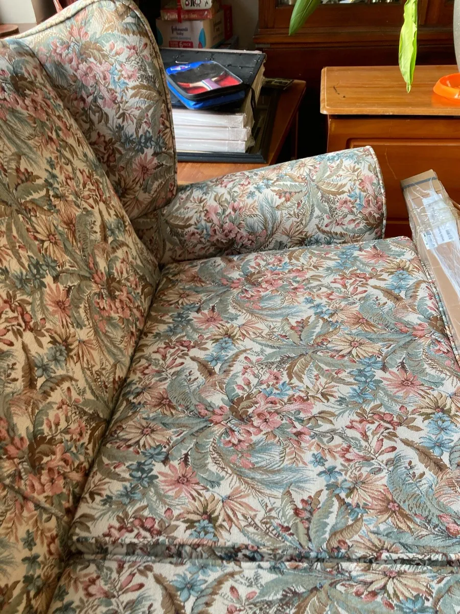 Suite of furniture, recently reupholstered - Image 2