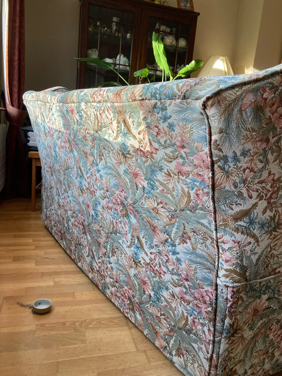 Suite of furniture, recently reupholstered - Image 3