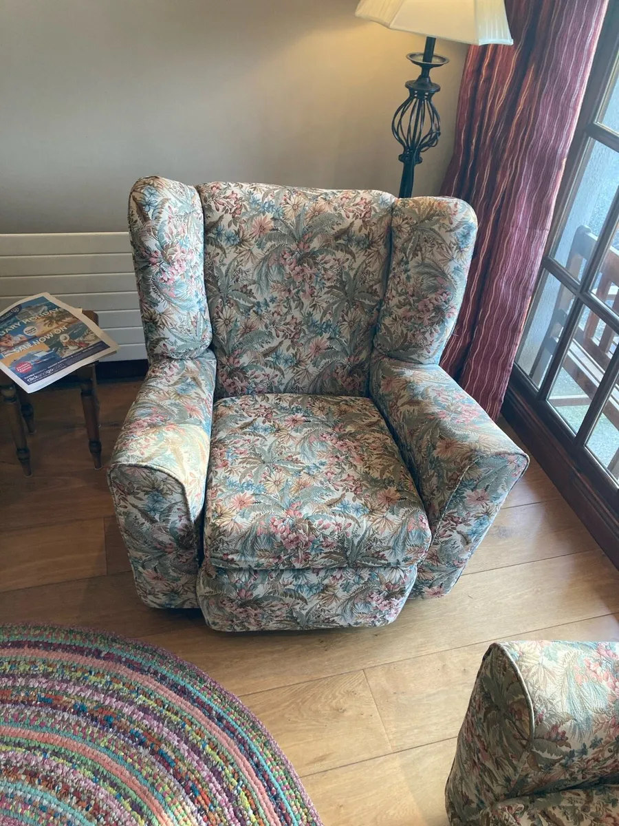 Suite of furniture, recently reupholstered - Image 4