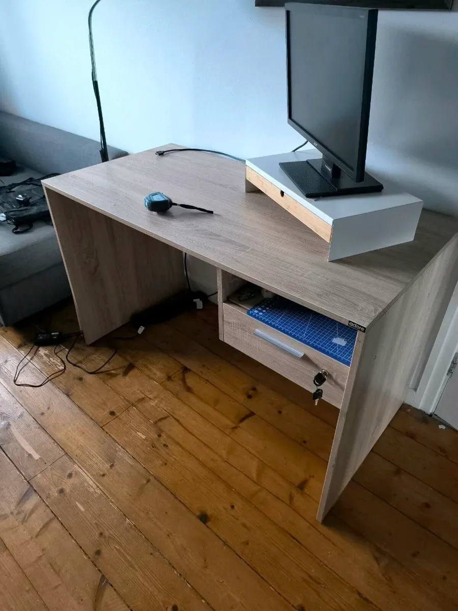 Home desk - Image 2
