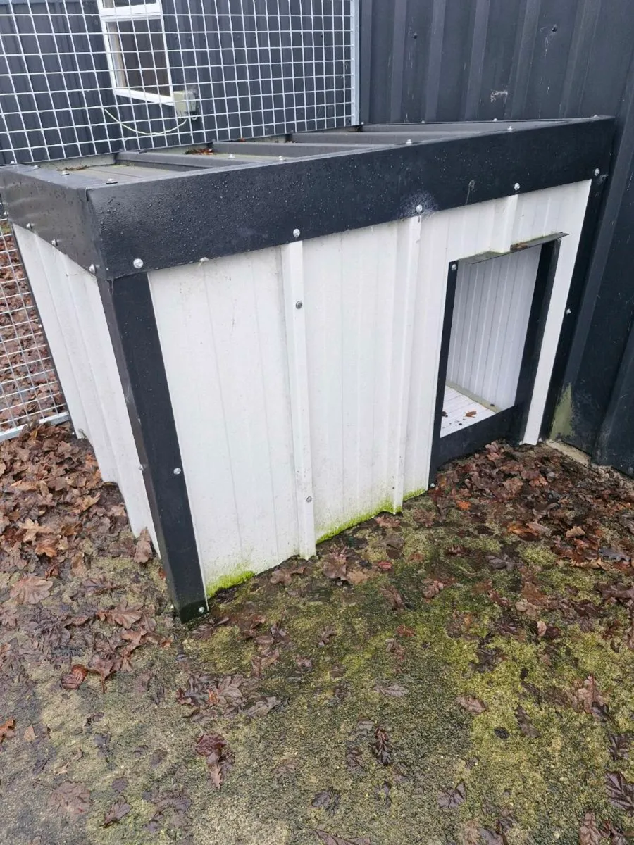 Dog kennels and Dog house - Image 1