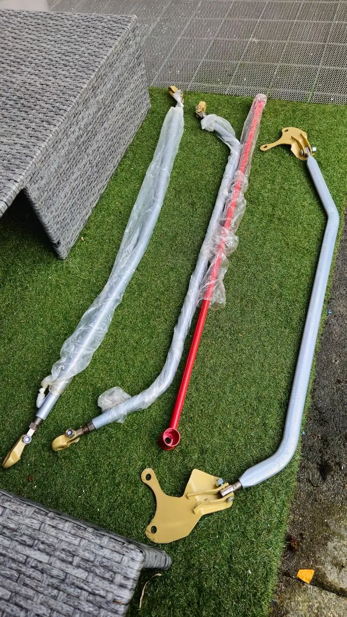 FN2 type R strut braces - Image 1