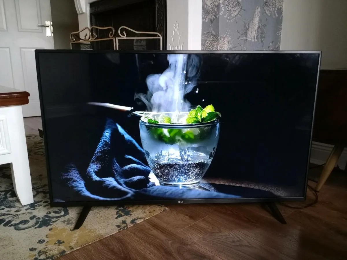 LG 43" 4K UHD SMART TV 43UN70006LA - Image 1