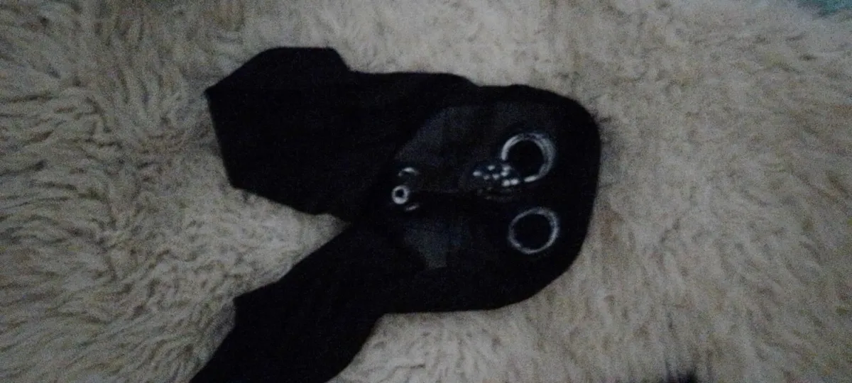 Crossdresser? Gloves. Suspenders stockings etc. - Image 3