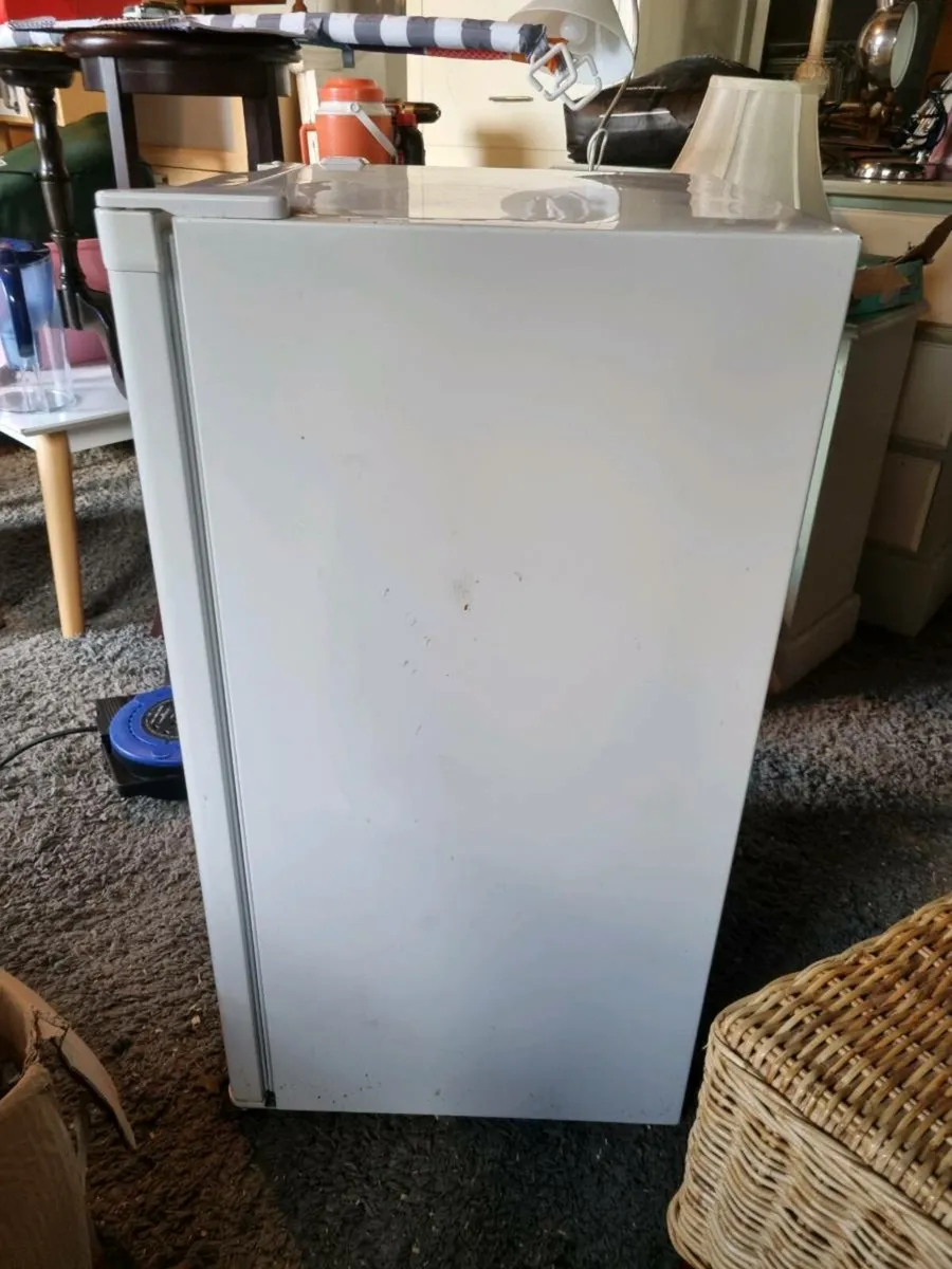 Small fridge with freezer - Image 4