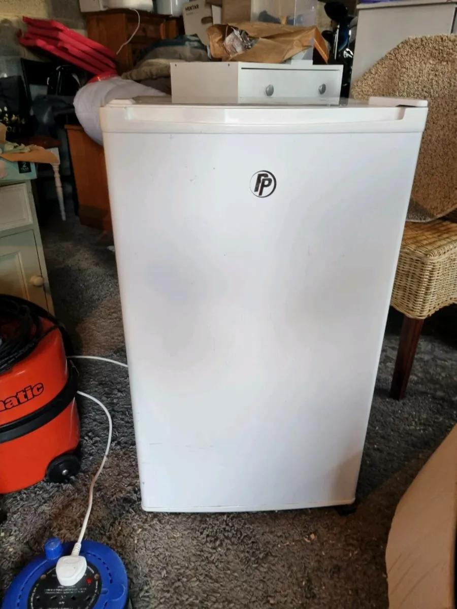 Small fridge with freezer - Image 2