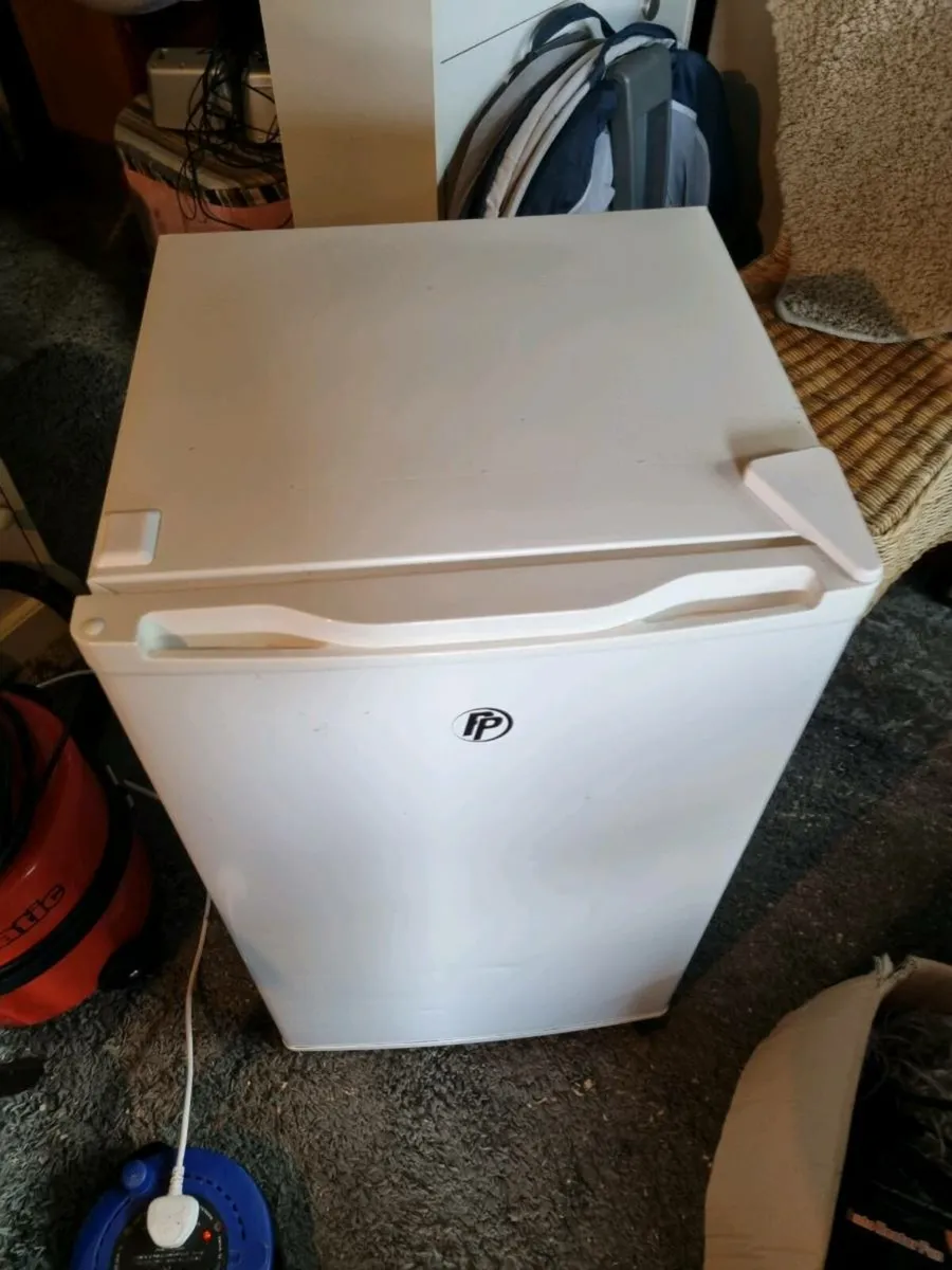 Small fridge with freezer - Image 3