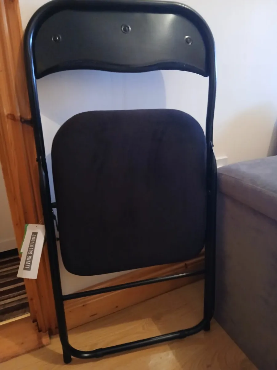 Foldable table and chair - Image 3