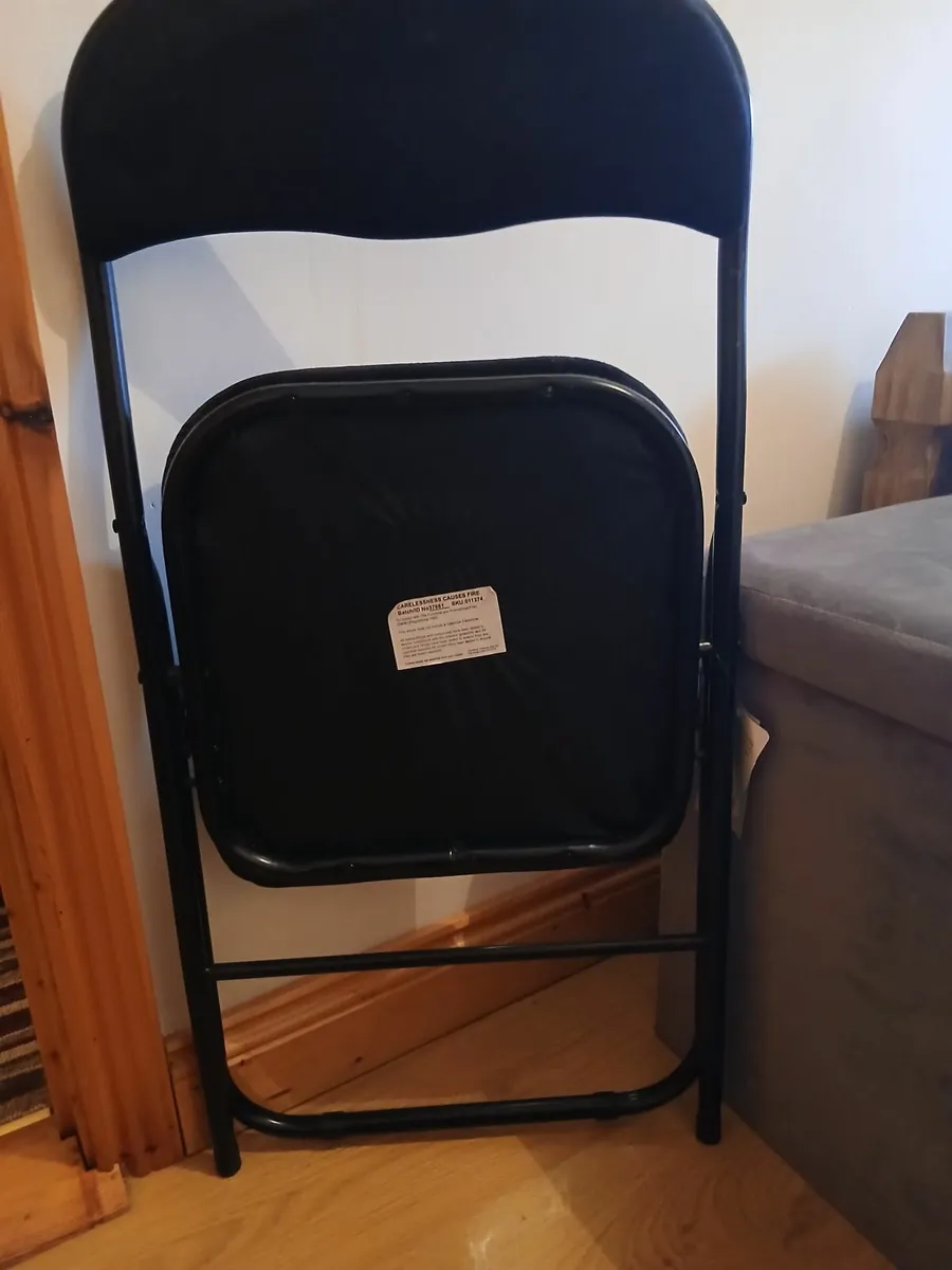 Foldable table and chair - Image 4