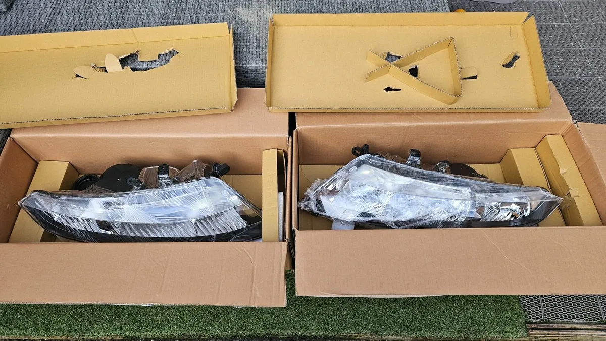 Honda civic headlights and fog lights - Image 1
