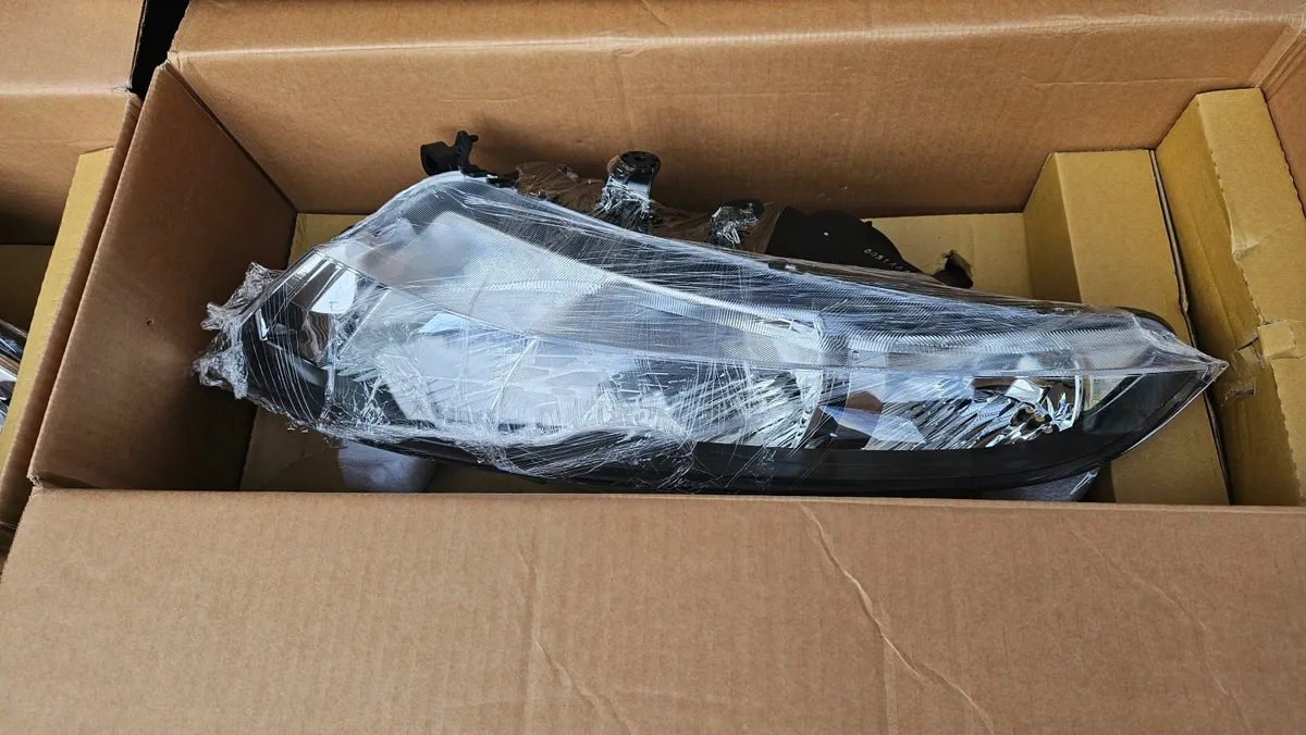 Honda civic headlights and fog lights - Image 3