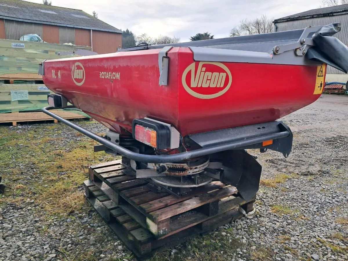 Vicon ROM Twin Disc Fertiliser Spreader - Image 1