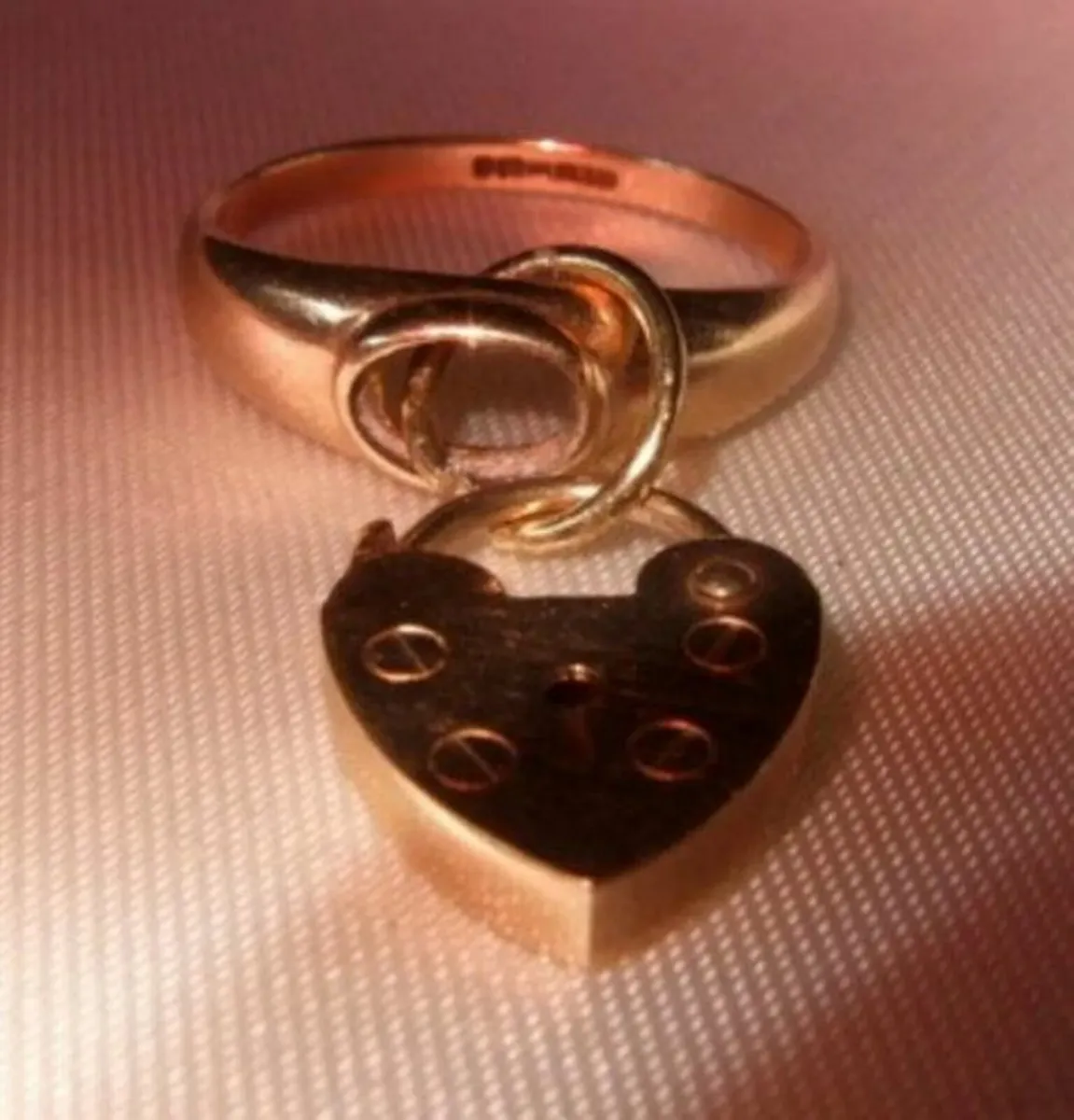 Vintage 9ct Gold Padlock Charm Ring - Image 3