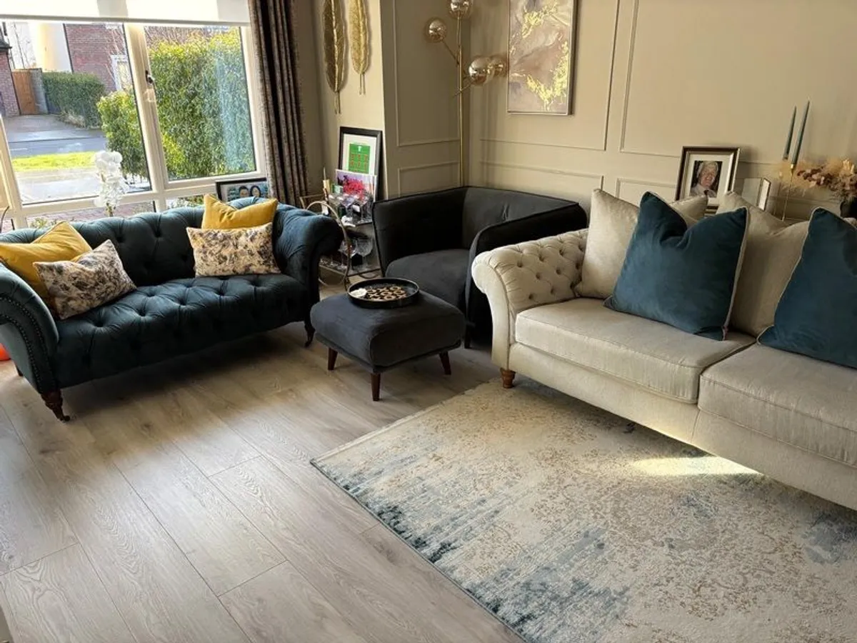 Suite of furniture - Image 1