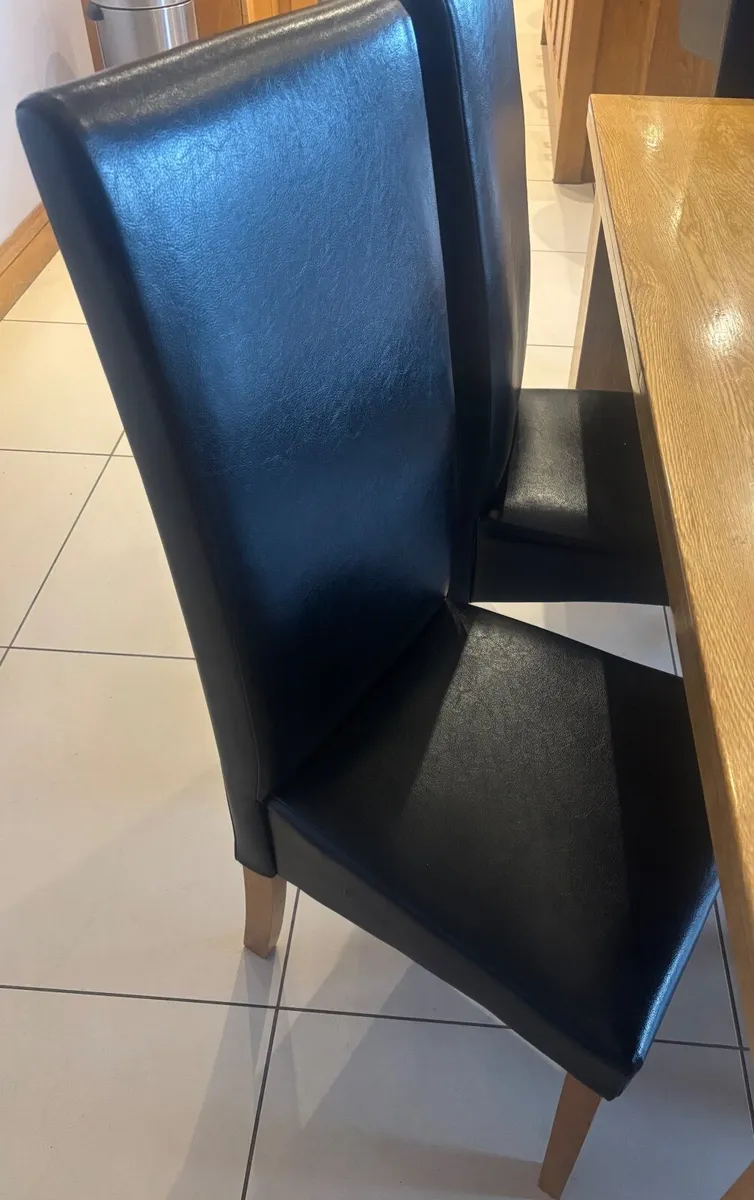 Oak dining table and black leatherette chairs - Image 3
