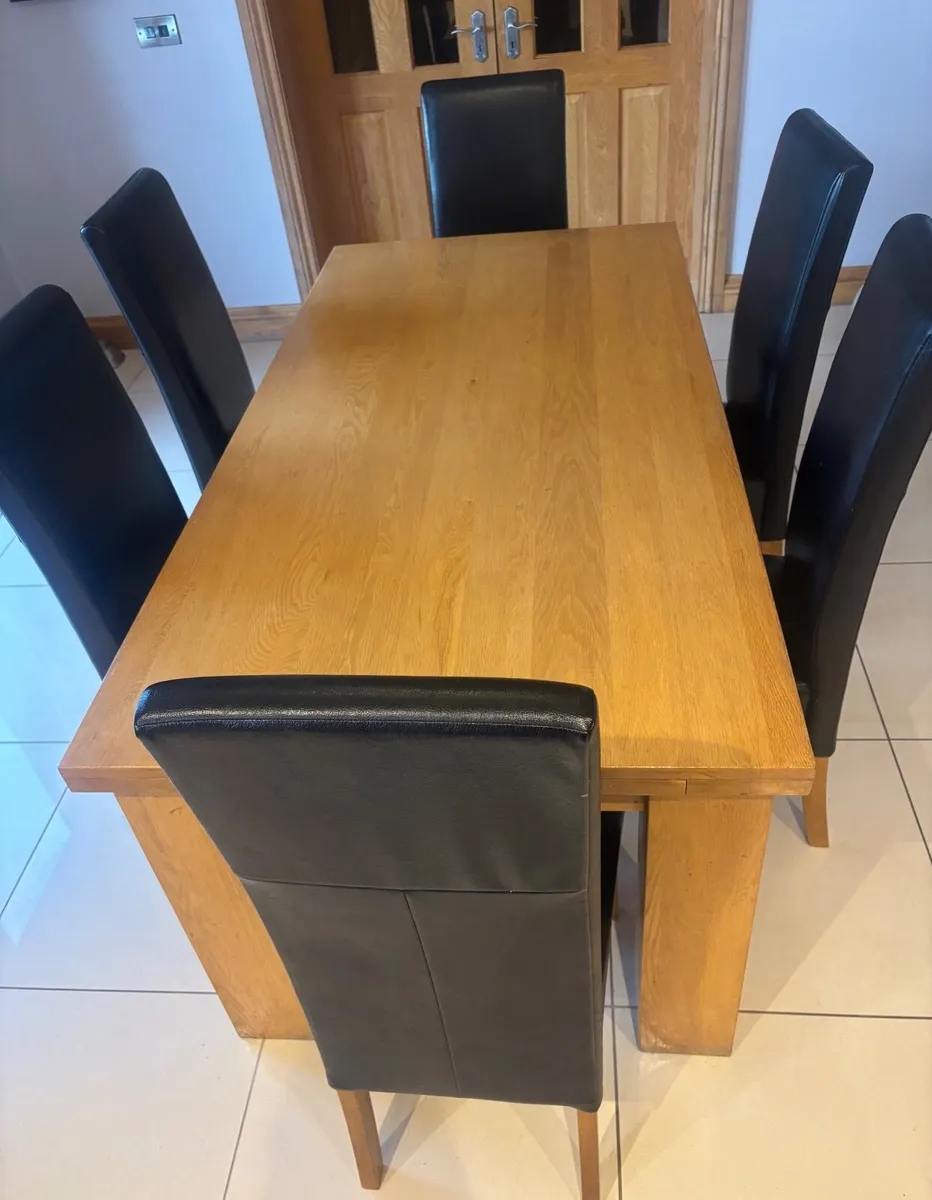 Oak dining table and black leatherette chairs - Image 4