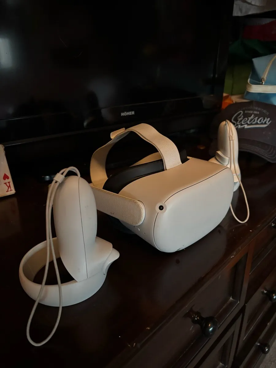 Oculus Quest 2 VR headset with controllers - Image 2