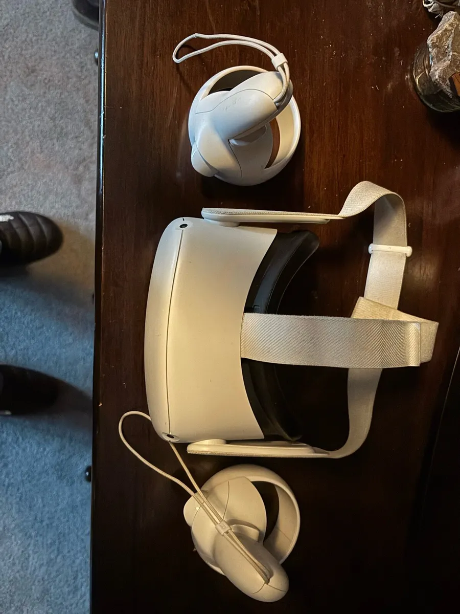 Oculus Quest 2 VR headset with controllers - Image 3