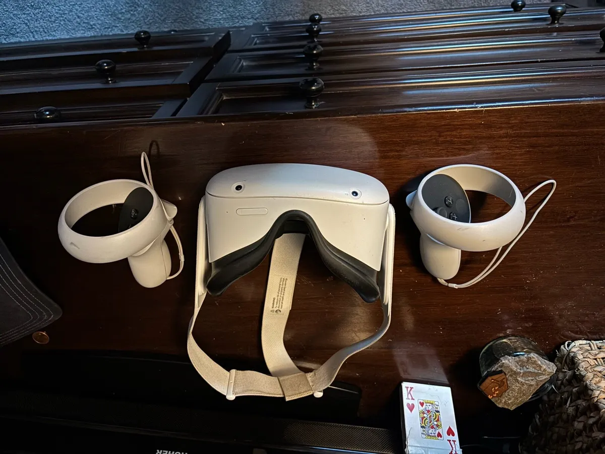 Oculus Quest 2 VR headset with controllers - Image 4