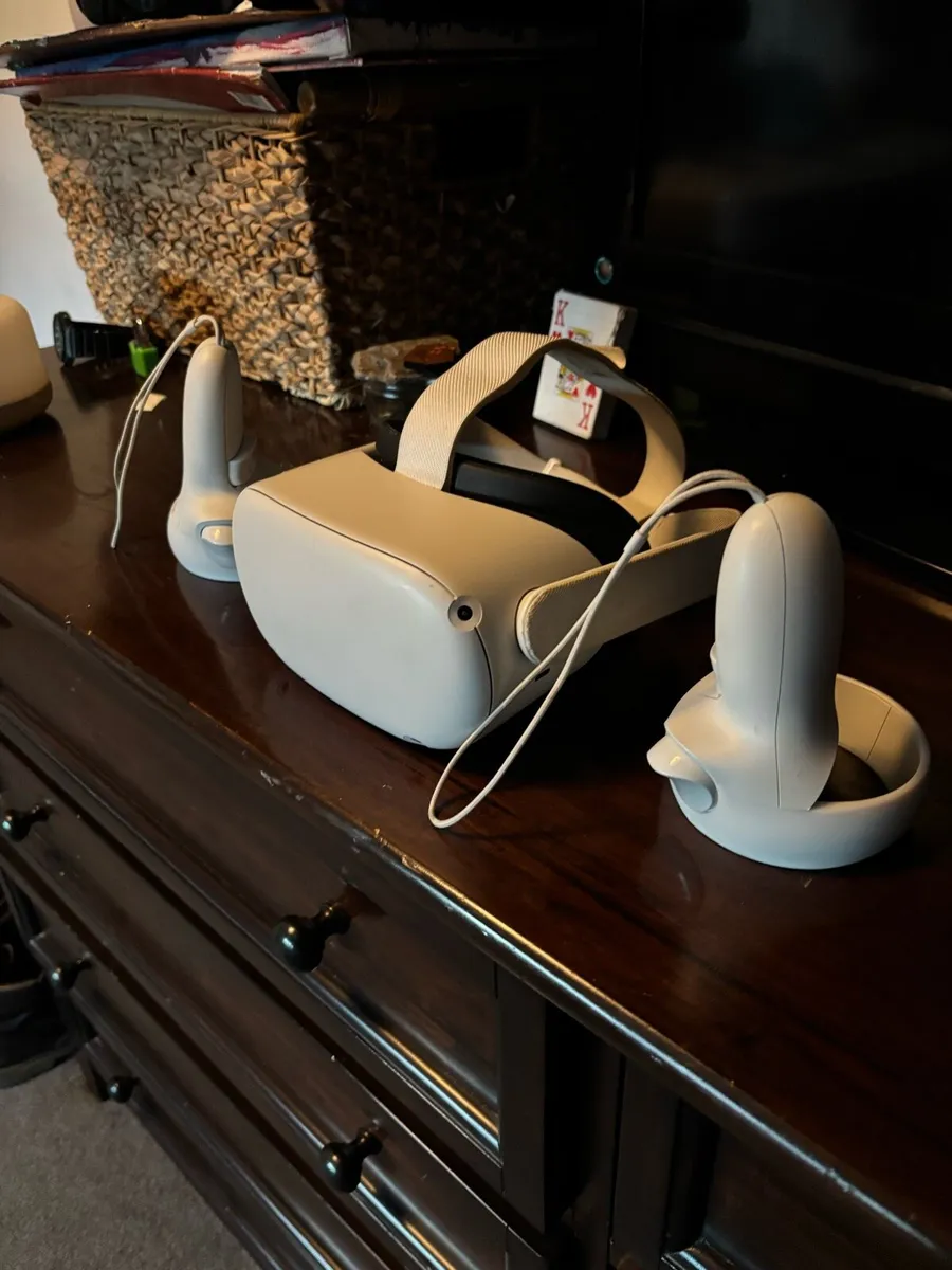 Oculus Quest 2 VR headset with controllers - Image 1