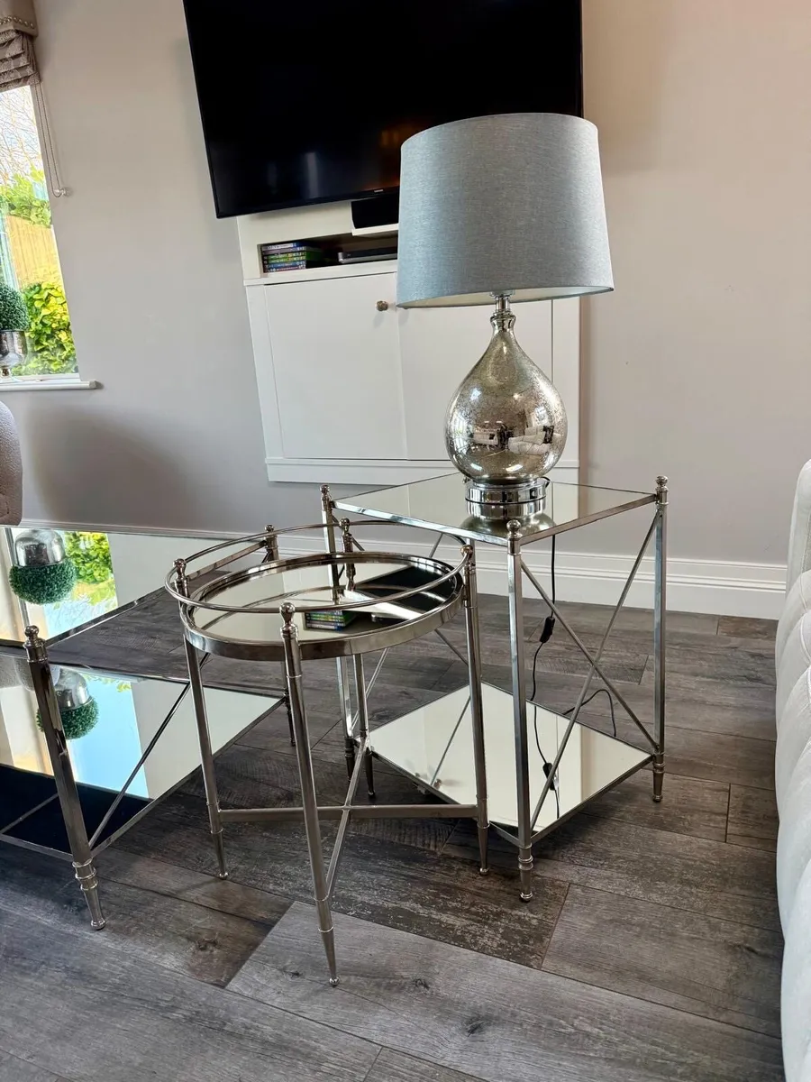 Coffee table with matching side tables - Image 2