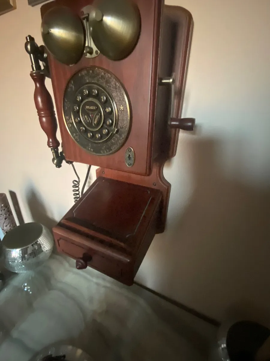 Telephone - Image 1