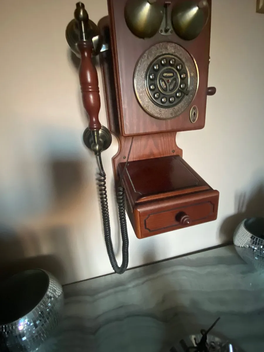 Telephone - Image 2