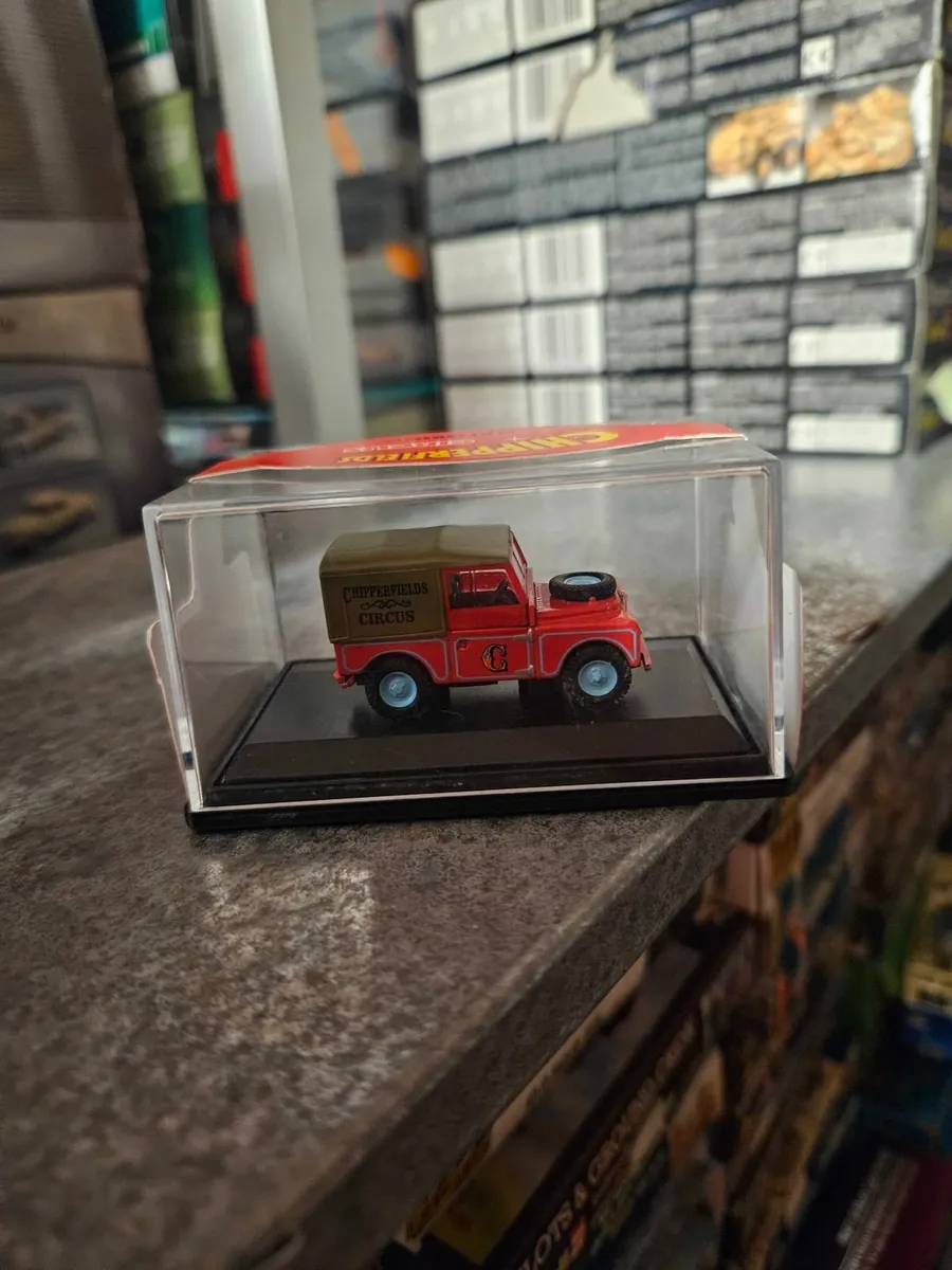 Corgi Oxford Chipperfields Circus Landrover