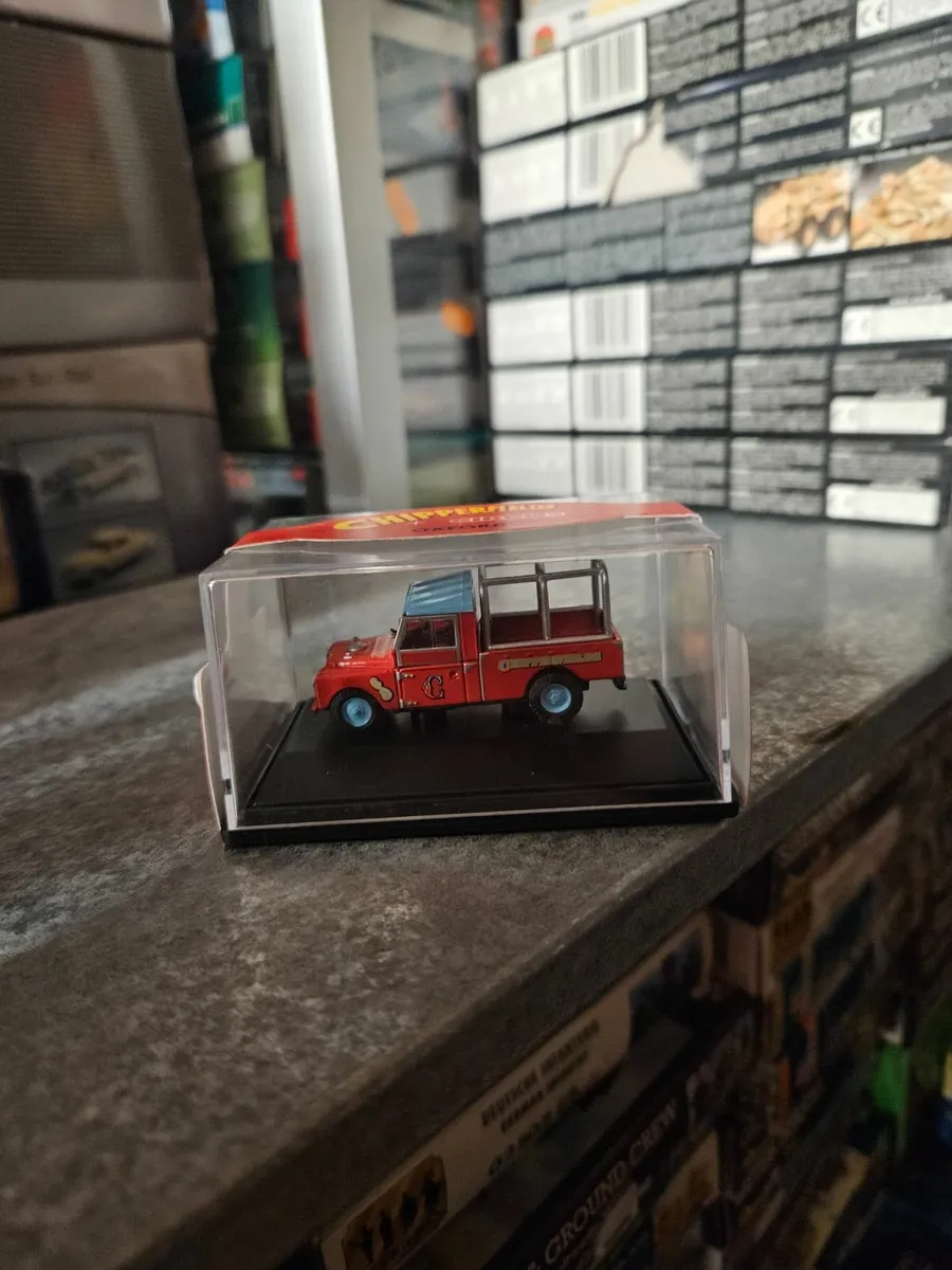 Corgi Oxford Chipperfields Circus Landrover