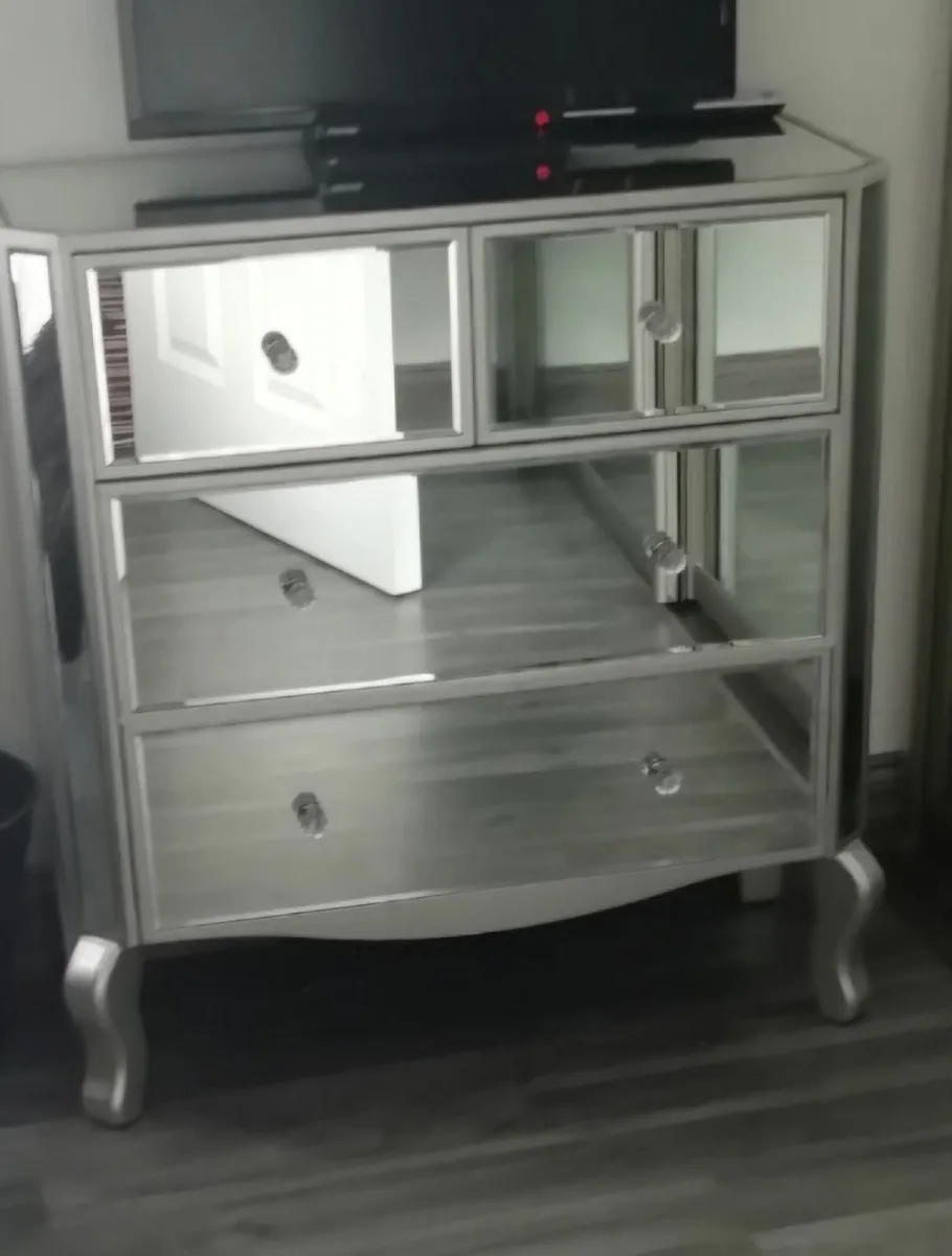 Mirrored chest of drawers, nightstand & lamp - Image 4