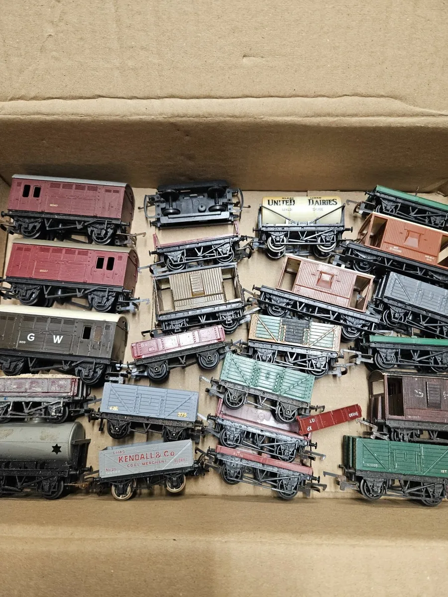 Hornby Triang Lima OO Gauge Wagons - Image 3