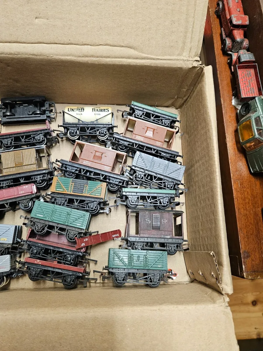 Hornby Triang Lima OO Gauge Wagons - Image 2