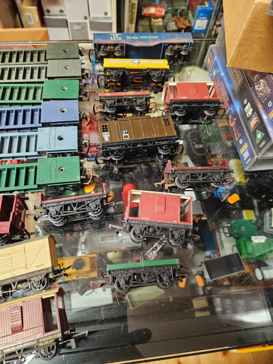 Hornby Triang Lima OO Gauge Wagons - Image 3