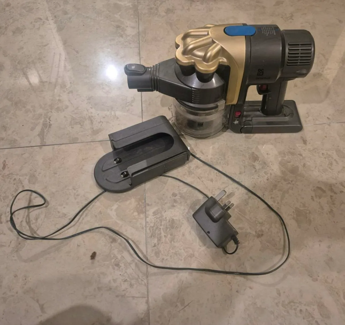 JOB LOT OF CORDLESS DYSONS All working FINE ALL DI - Image 4