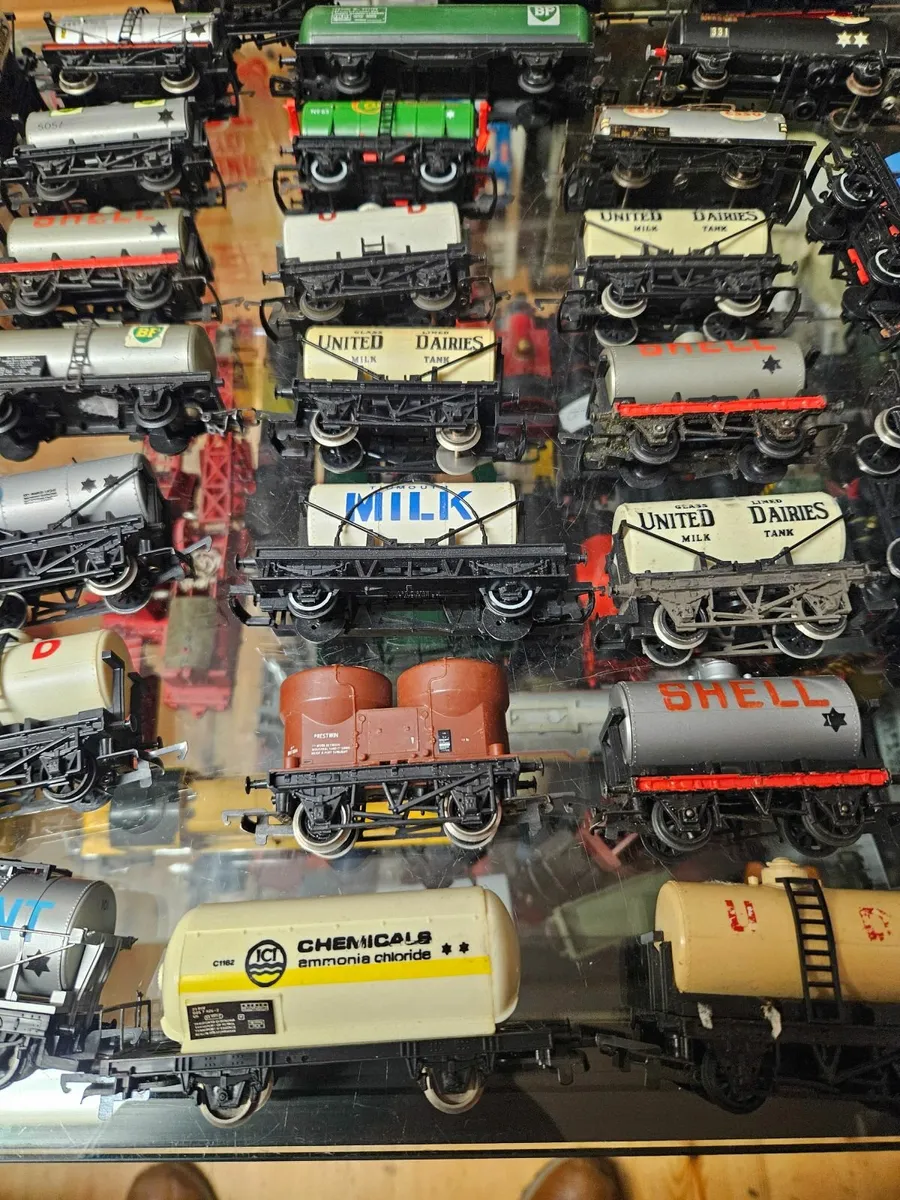 Hornby Triang Lima OO Gauge Wagons - Image 2