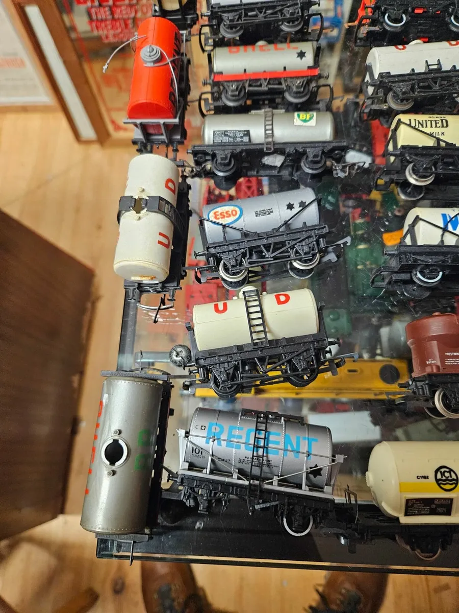 Hornby Triang Lima OO Gauge Wagons - Image 3