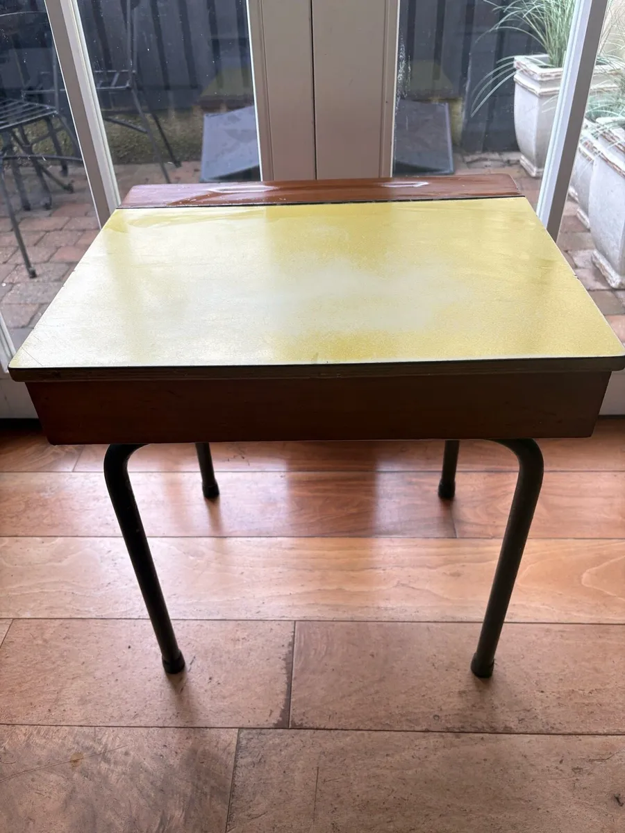 School desk - Image 1