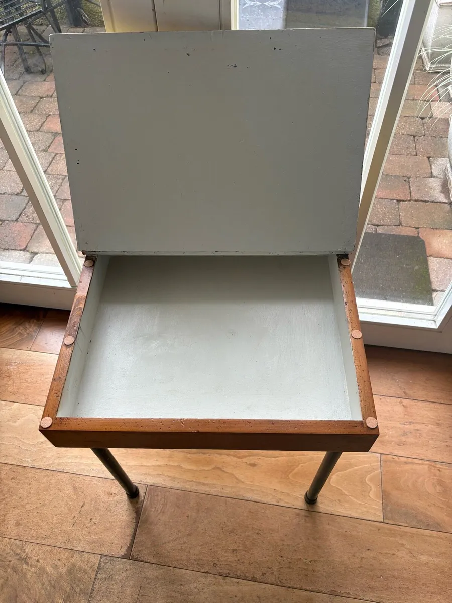 School desk - Image 2