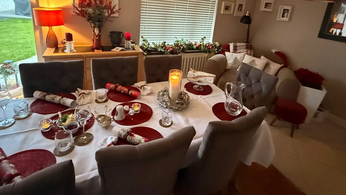 Beautiful solid oak table-and 8 chairs like new - Image 3