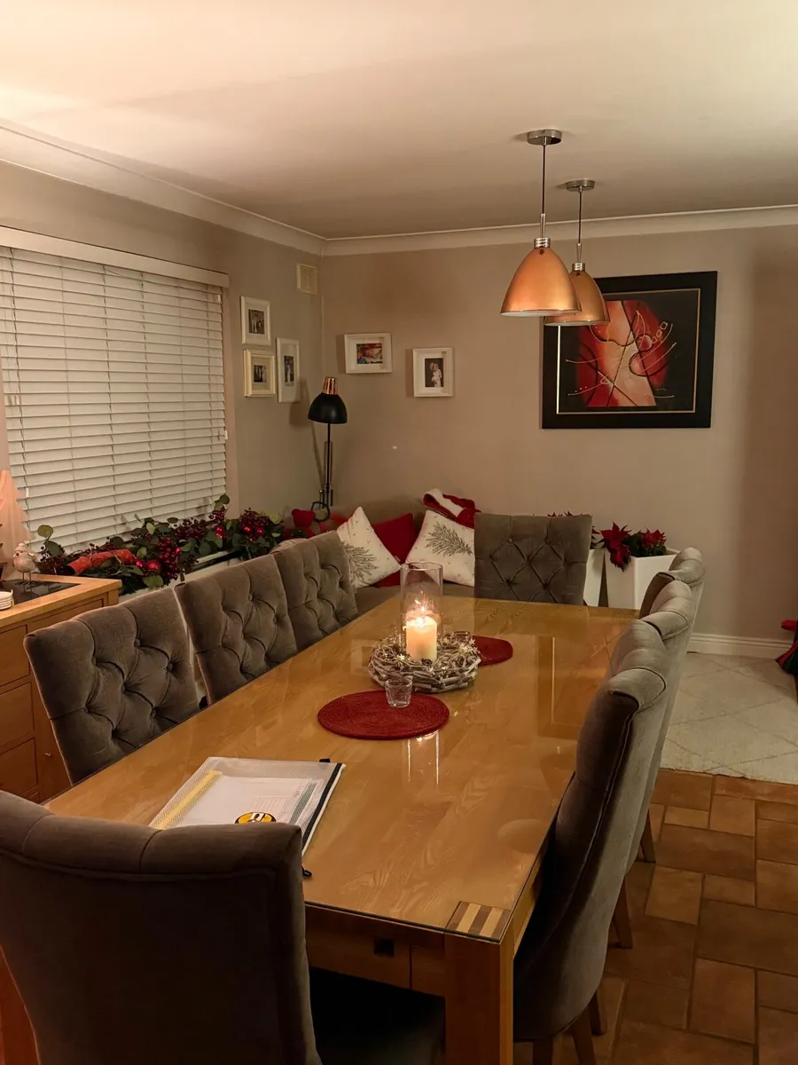 Beautiful solid oak table-and 8 chairs like new - Image 4