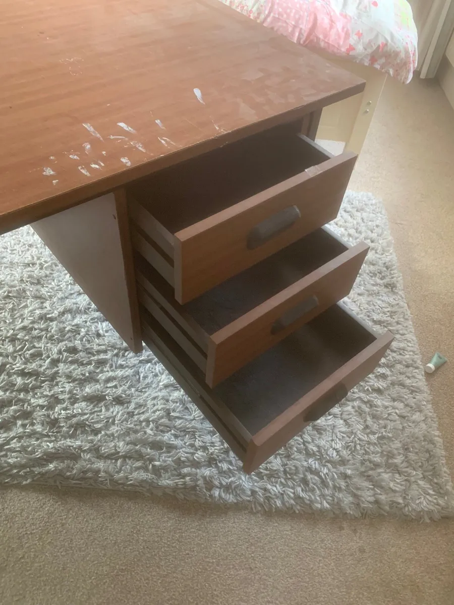 FREE FREE … Desk. - Image 4