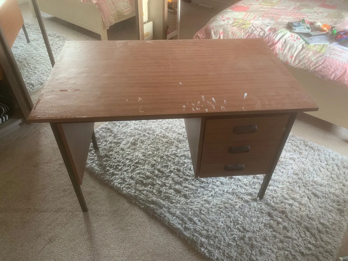 FREE FREE … Desk. - Image 1