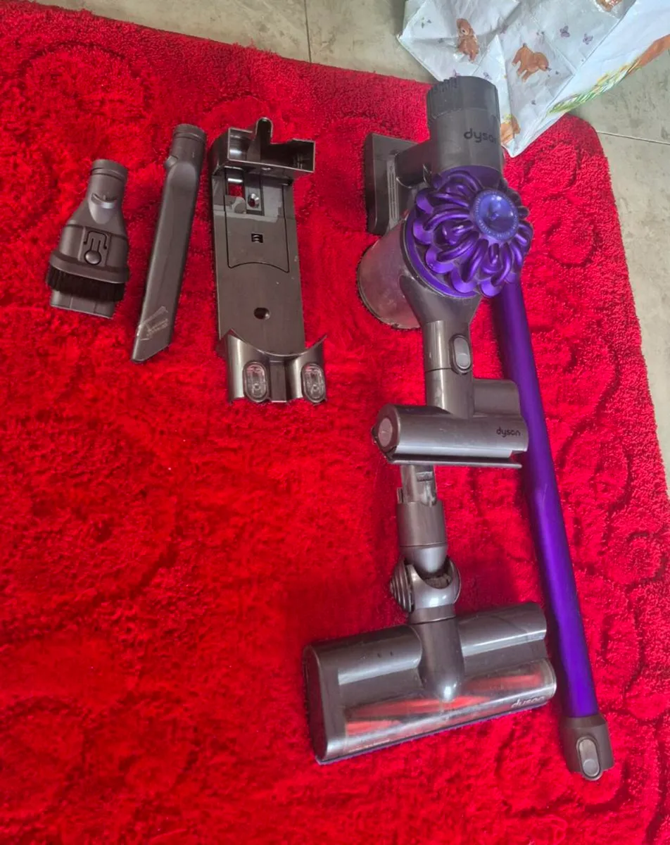 CORDLESS DYSON V6 VACUUM WORKING PERFECT  CHARGER - Image 2