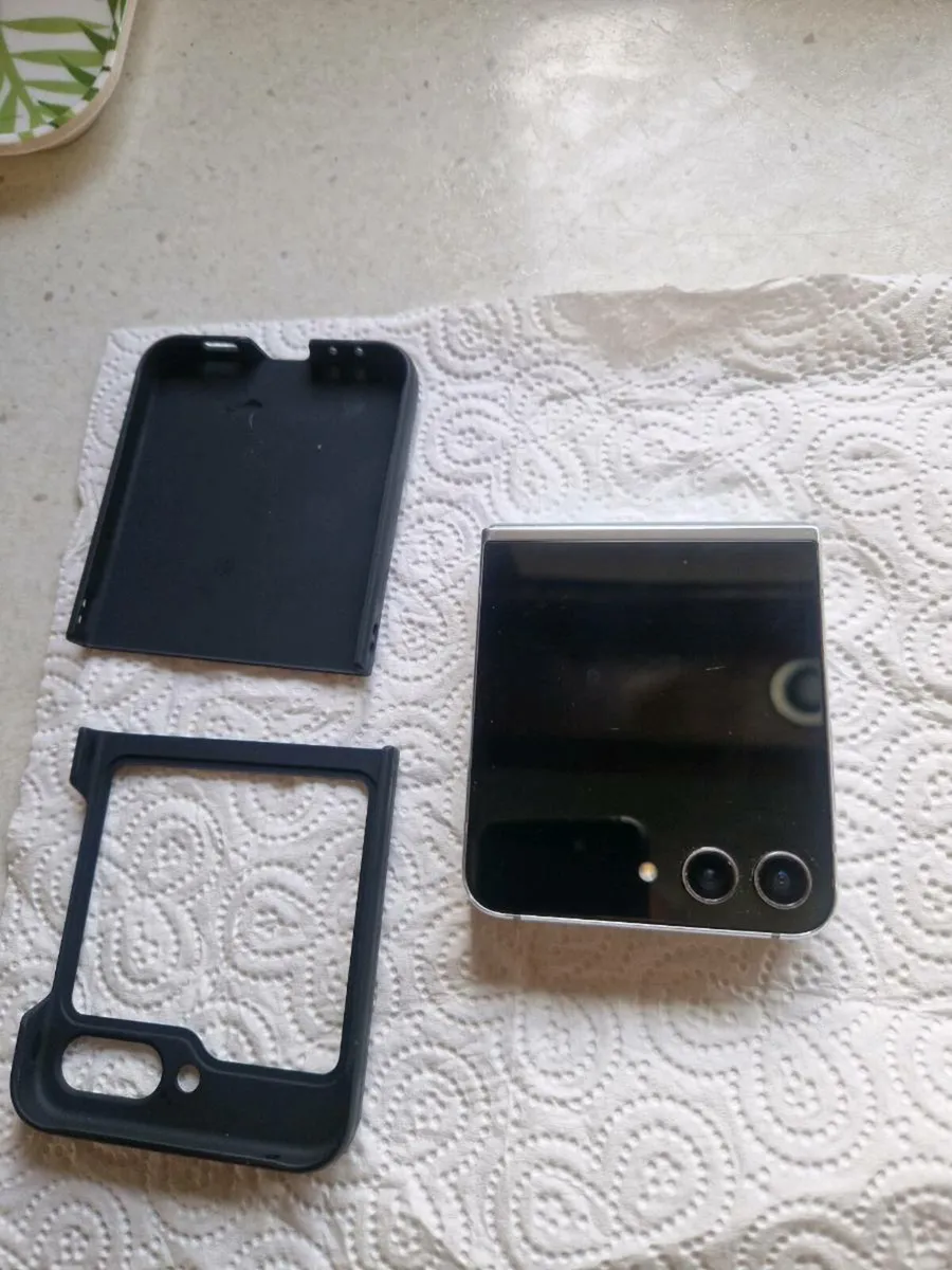 Samsung galaxy z flip 5 - Image 1