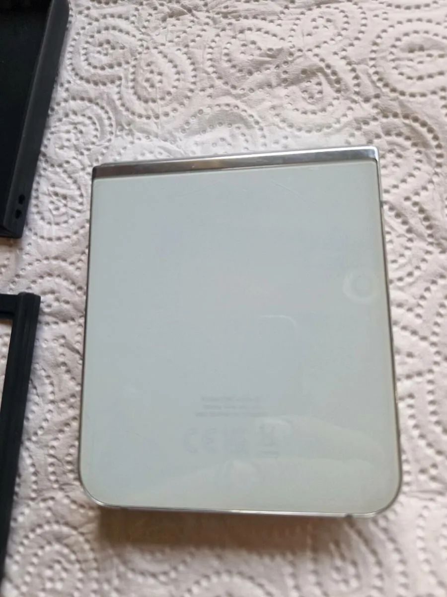 Samsung galaxy z flip 5 - Image 2