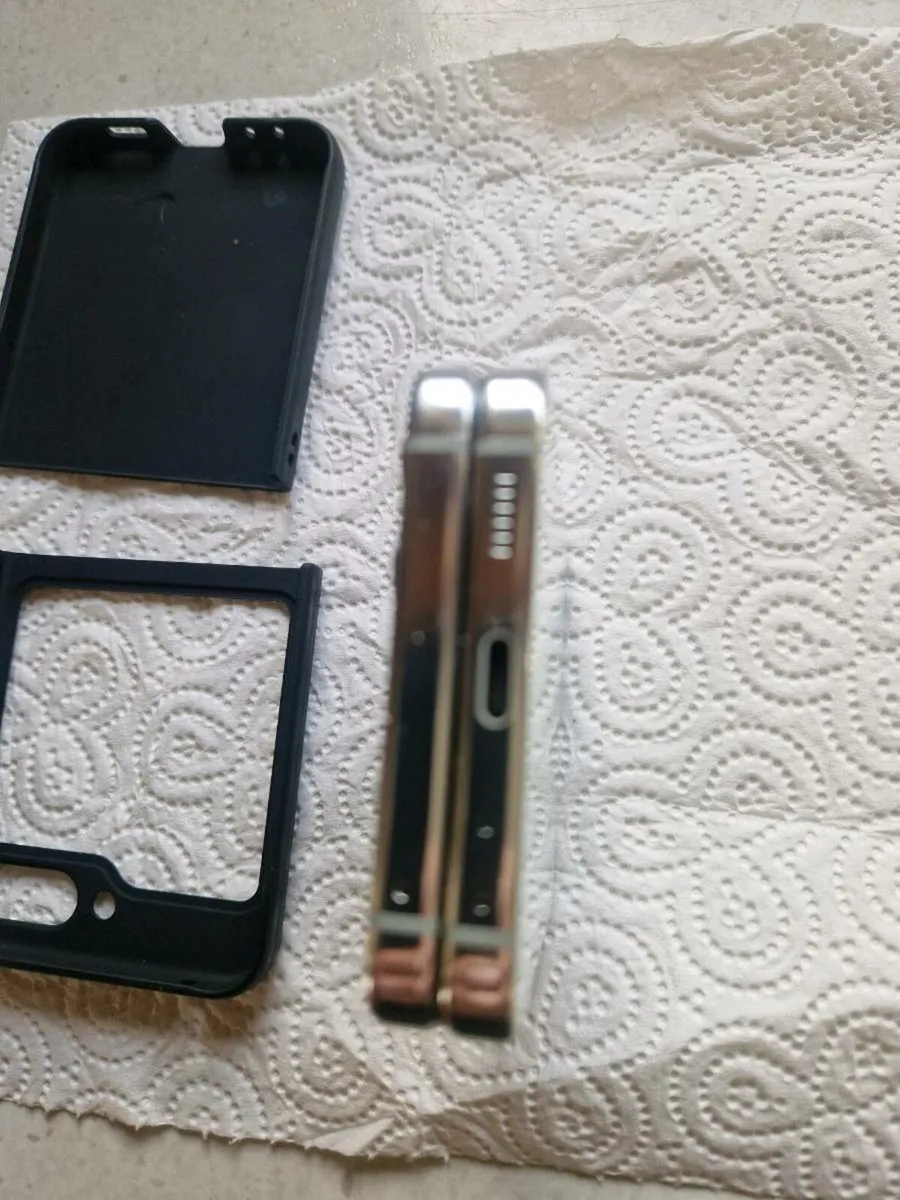 Samsung galaxy z flip 5 - Image 4