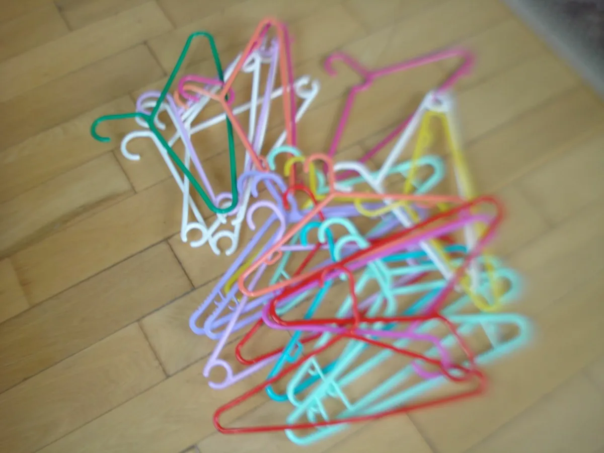 40 STRONG PLASTIC CLOTHES HANGERS. 420 MM. - Image 3